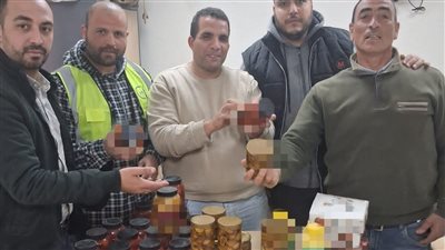 تموين البحيرة يضبط عبوات تين مجفف و برطمانات مخللات غير مدون عليها أي بيانات