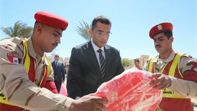 محافظ البحر الأحمر يضع إكليل الزهور على النصب التذكارى للشهداء احتفالًا بذكرى يوم الشهيد