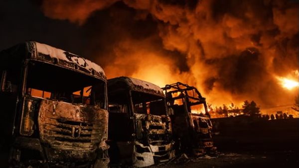 حريق في منطقة الصناعات البترولية بالفجيرة بعد استهدافها بطائرة مسيّرة