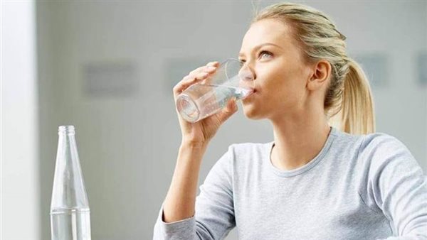 هل شرب الماء على معدة فارغة مفيد؟ خبراء يوضحون الحقيقة