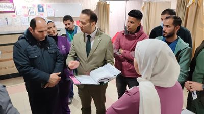 جولة مفاجئة بعد منتصف الليل.. وكيل صحة البحيرة يتفقد مستشفى كفر الدوار العام ويستمع لشكاوى المرضى