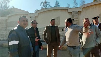 رئيس مدينة المحمودية بالبحيرة يقود جولة ميدانية بمجمع المواقف للتأكد من الالتزام بالتعريفة 