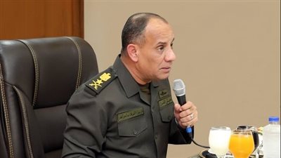 وزير الدفاع يلتقى عدداً من قادة الوحدات والوحدات الفرعية بالجيشين الثانى والثالث الميدانيين