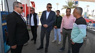 محافظ جنوب سيناء يتفقد محطات الوقود لمتابعة الالتزام بالتعريفة الجديدة