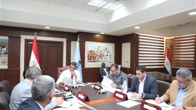 محافظ البحر الأحمر يوجه بسرعة الانتهاء من المخطط المقترح للمناطق العشوائية