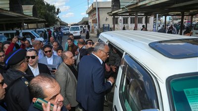 محافظ كفر الشيخ يقود حملة مفاجئة على المواقف لمتابعة 