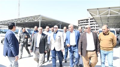 محافظ الفيوم يتفقد  مواقف سيارات الأجرة لمتابعة مدى التزام السائقين بتعريفة الجديدة