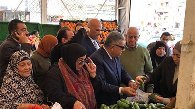 محافظ الدقهلية يتابع توزيع الخبز وتوافر السلع بالمعرض الدائم بشارع قناة السويس 
