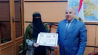 تعليم الفيوم يكرّم معلمة لغة عربية تقديراً لتميزها