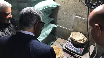 محافظ الدقهلية يتابع الالتزام بالأوزان والمواصفات بمخابز بمدينة المنصورة 
