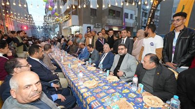 محافظ أسيوط يشارك أهالي وشباب منطقة الأربعين بحي غرب مائدة الإفطار الجماعي