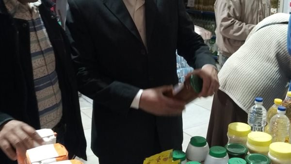 نائب محافظ الدقهلية يتابع توافر السلع واعلان الأسعار بمعارض المحافظة ومنافذ البيع