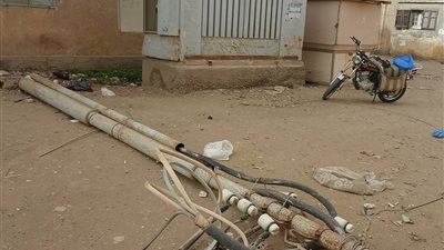 سقوط أعمدة كهرباء بفارسكور بفعل التقلبات الجوية.. وتدخل عاجل من الأجهزة التنفيذية 