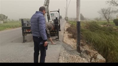 إعادة تثبيت أعمدة الإنارة بطريق «بلبيس – شبرا النخلة» بعد سقوطها بفعل الرياح الخبر