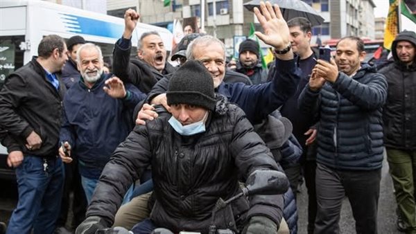 عاجل: ظهور بزشكيان على دراجة نارية بشوارع طهران رسالة سياسية لترامب والعالم