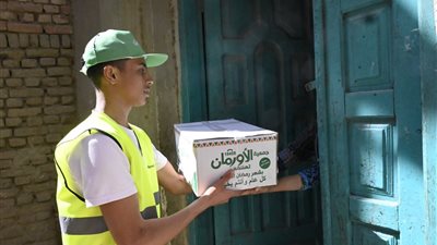 توزيع 1100 كرتونة مواد غذائية بقرى المنيا 