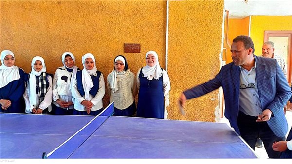 مدير تعليم أبوتشت يشارك الطالبات رياضة التنس طاولة خلال جولته الميدانية