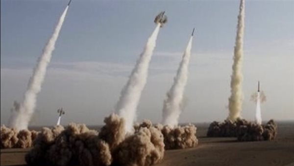 شظايا صواريخ تتسبب في حرائق وأضرار مادية وسط تل أبيب