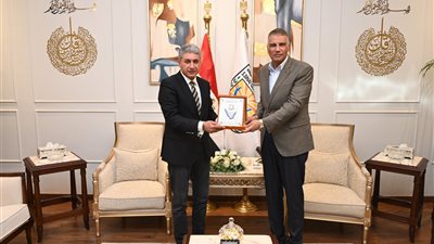 وزير السياحة يبحث دعم القطاع السياحي وزيادة الحركة الوافدة مع محافظ جنوب سيناء 