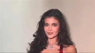 كايلي جينر تتألق على السجادة الحمراء لحفل جوائز الأوسكار 2026 