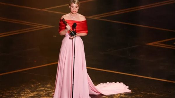 جيسي باكلي تستقبل أول أوسكار لها عن دور رئيسي بالدموع