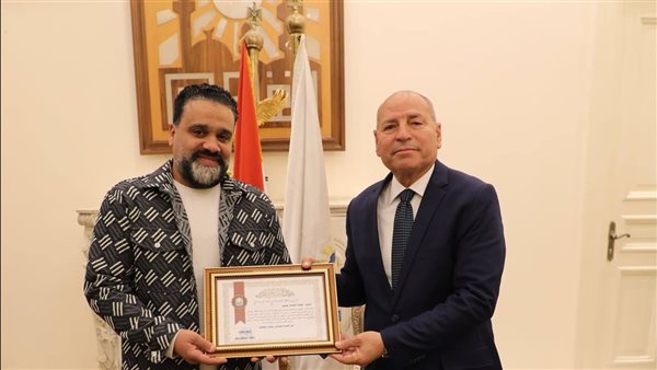 محافظ القاهرة يكرم منظمي إفطار المطرية السنوي تقديراً لجهودهم .. صور