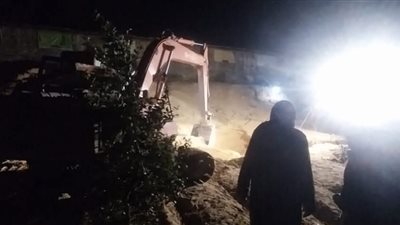 مصرع صاحب مزرعة وعامل إثر انهيار الرمال عليهما أثناء حفر بيارة صرف بمزرعة بالبحيرة.. صور