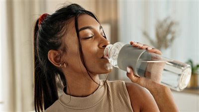 أهمية شرب الماء.. سر البشرة الصحية وصحة الأعضاء الحيوية