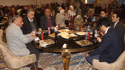 رئيس جامعة المنصورة يشارك نقابة العاملين الإفطار