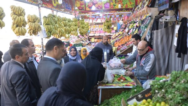 نائب محافظ الدقهلية يتفقد الأسواق والمواقف بالمنصورة