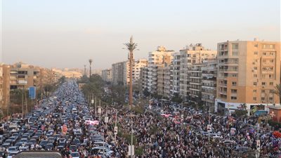 بالصور.. آلاف المصلين يؤدون صلاة عيد الفطر بمسجد الصديق في شيراتون وسط أجواء روحانية مبهجة