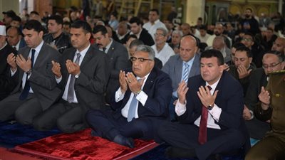 محافظ الدقهلية يؤدي صلاة عيد الفطر المبارك بمسجد النصر بالمنصورة