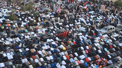 صور.. فرحة المواطنين بعد صلاة عيد الفطر بمسجد الصديق في شيراتون