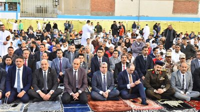 محافظ أسيوط يؤدي صلاة عيد الفطر المبارك بساحة أرض الملاعب وسط حشد كبير من المواطنين