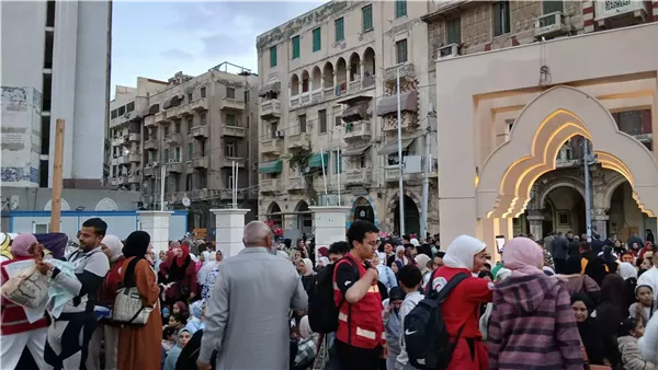 تكبيرات العيد تزلزل ميادين الإسكندرية.. والبهجة ترسم لوحة إيمانية في "بحرى" و"سيدي بشر"