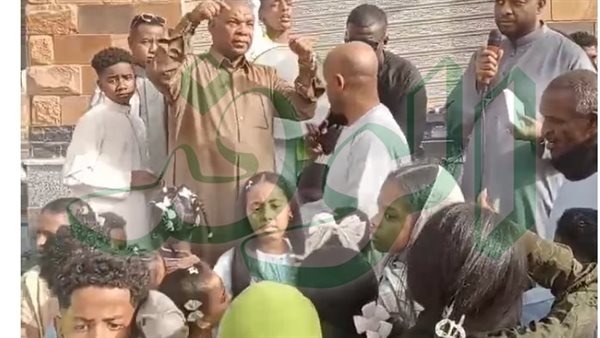 أهالي السيل الشعبية بأسوان يحتفلون بعيد الفطر وتوزيع البالونات على الأطفال