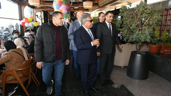 محافظ الدقهلية يشارك رواد نادي المحافظة فرحتهم بالعيد