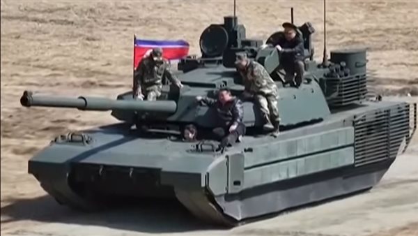 زعيم كوريا الشمالية وابنته يستقلان دبابة خلال مناورة عسكرية.. فيديو