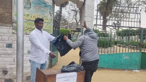 محافظة الجيزة توزّع أكياسًا بلاستيكية مجانًا لروّاد الحدائق والمتنزهات