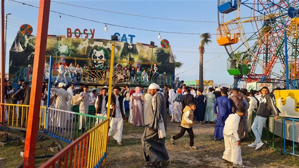 شواطئ بلطيم تتحدى برودة الجو: آلاف الزوار يرفعون شعار "العيد أحلى في المصيف"