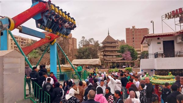 إقبال كثيف على الحديقة اليابانية احتفالًا بالعيد رغم سوء الطقس