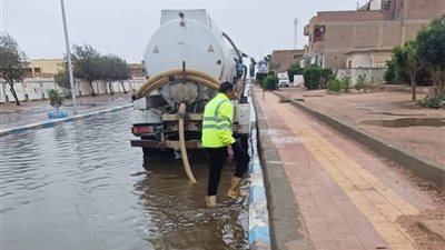 إعلان الطوارىء بالبحر الأحمر... سحب مياه الأمطار برأس غارب وطريق الشيخ فضل