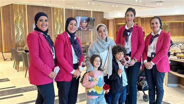 مطار القاهرة الدولي يحتفل بالأمهات في عيدهن
