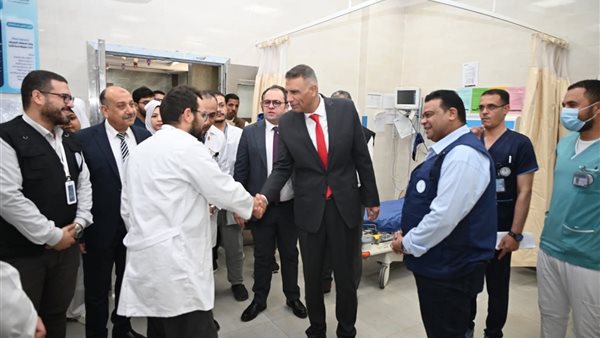 محافظ جنوب سيناء يزور المرضى بمجمع الفيروز الطبي بطور سيناء