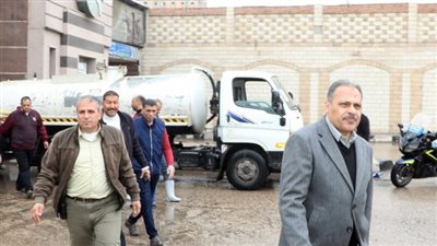 محافظ الشرقية يتابع ميدانيًا جهود شفط مياه الأمطار لضمان السيولة المرورية