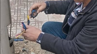  لمواجهة التقلبات الجوية.. حي عابدين يقوم بمراجعة وعزل أسلاك كابلات أعمدة الإنارة كإجراء احترازي