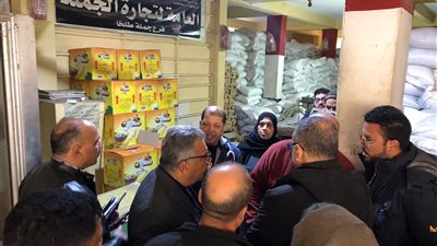 محافظ الدقهلية يتفقد فرع الشركة العامة لتجارة الجملة بمدينة طلخا