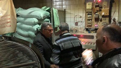 محافظ الدقهلية في جولة مفاجئة على مخابز بمدينة طلخا