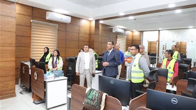 محافظ البحر الأحمر يتابع مستجدات الطقس من داخل مركز السيطرة