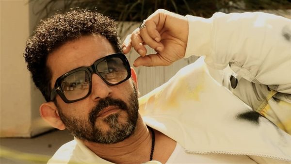 إطلالة شبابية جديدة تبرز أحمد حلمي بشكل مختلف.. صور